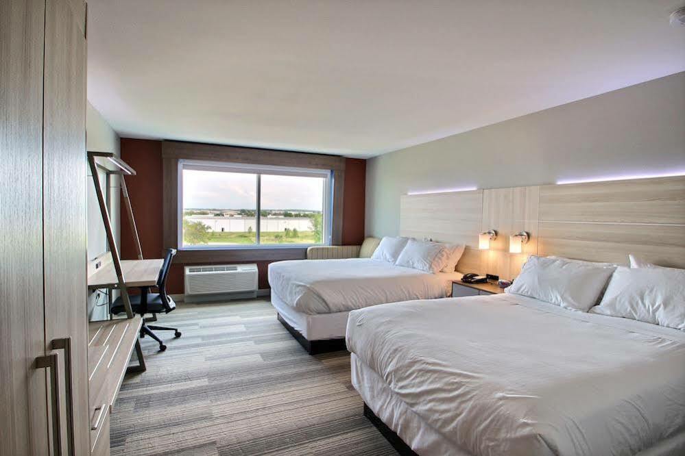 Holiday Inn Express & Suites Fond Du Lac By Ihg Exterior photo