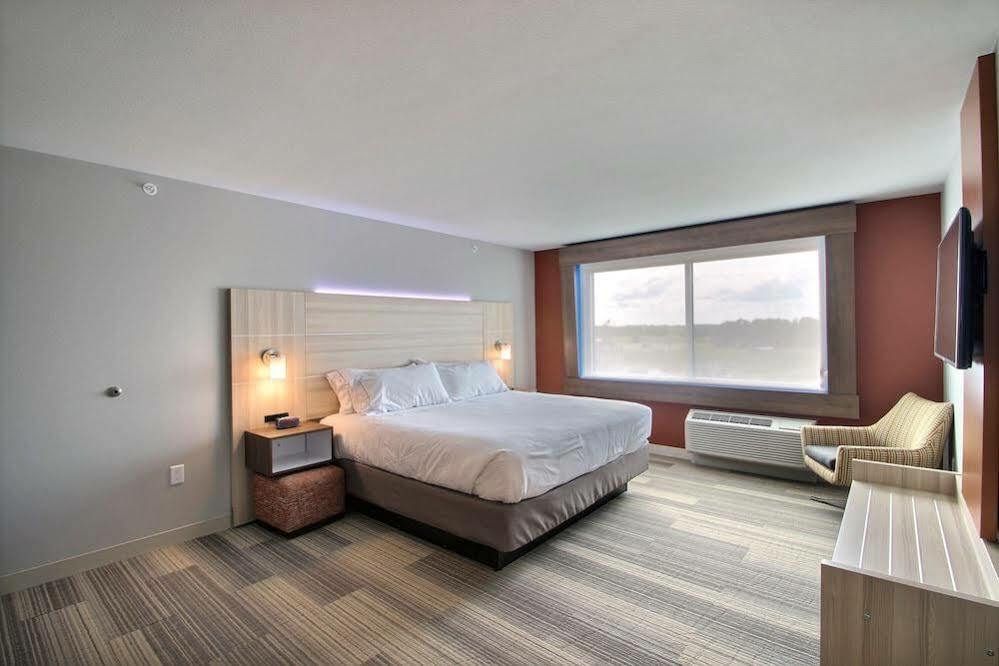 Holiday Inn Express & Suites Fond Du Lac By Ihg Exterior photo